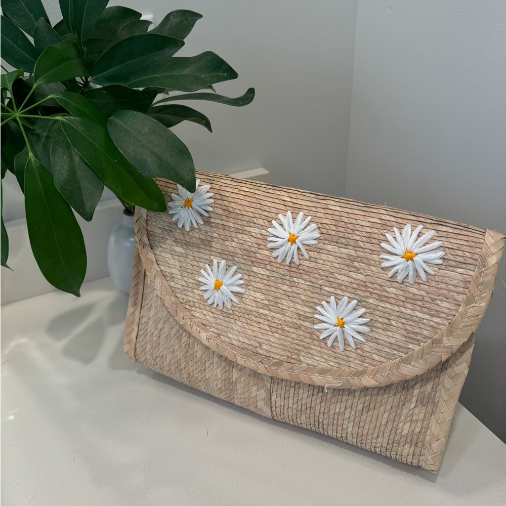 Beautiful 100% handmade daisies clutch. This is made of palm by artisans.